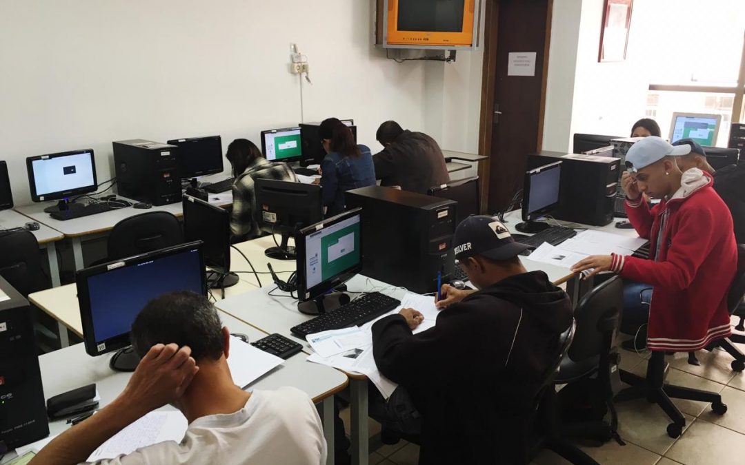 Estudantes matriculados na EJA devem confirmar a matrícula com código SMS