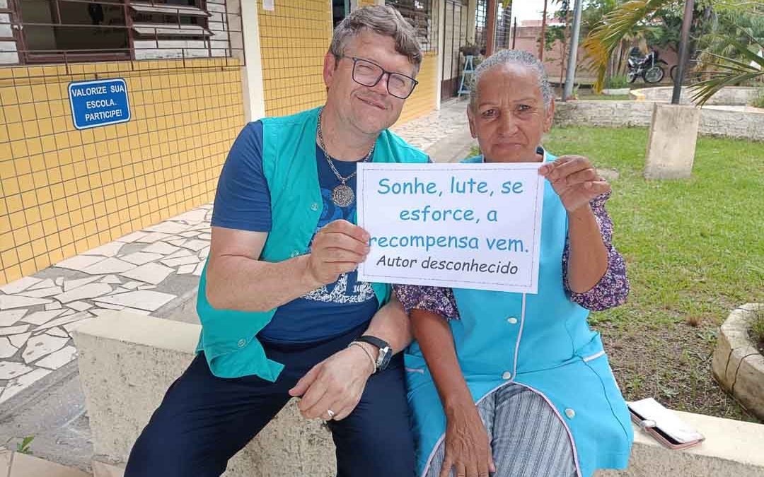Recepção calorosa aos alunos no Colégio Oscar