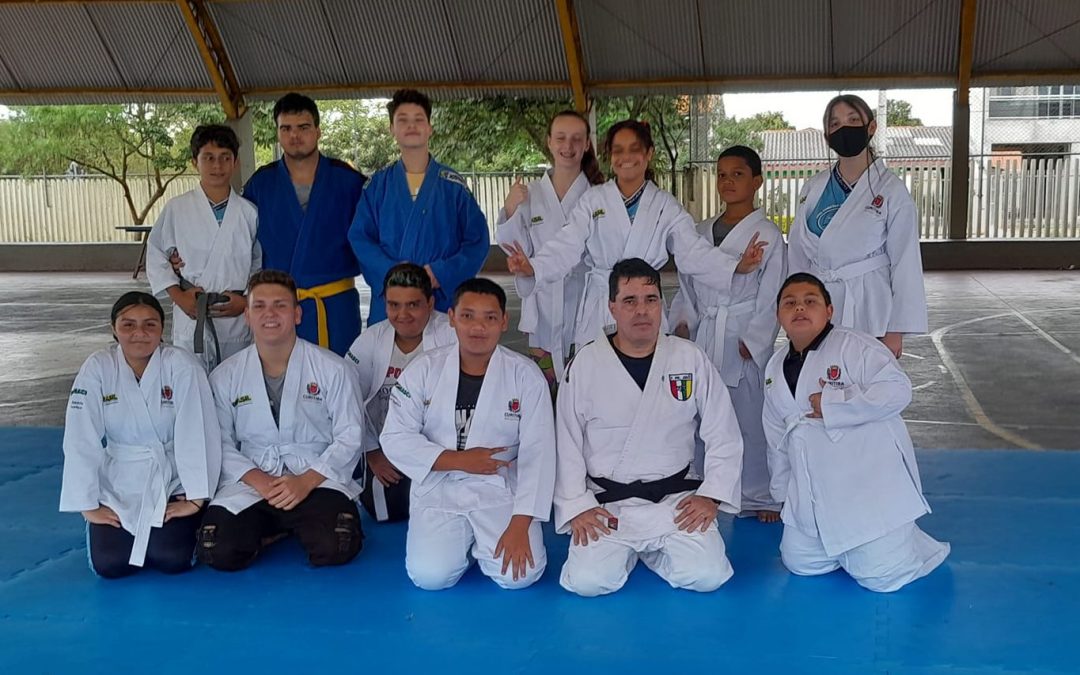 Colégio Oscar oferece aulas de Judô e Wrestling